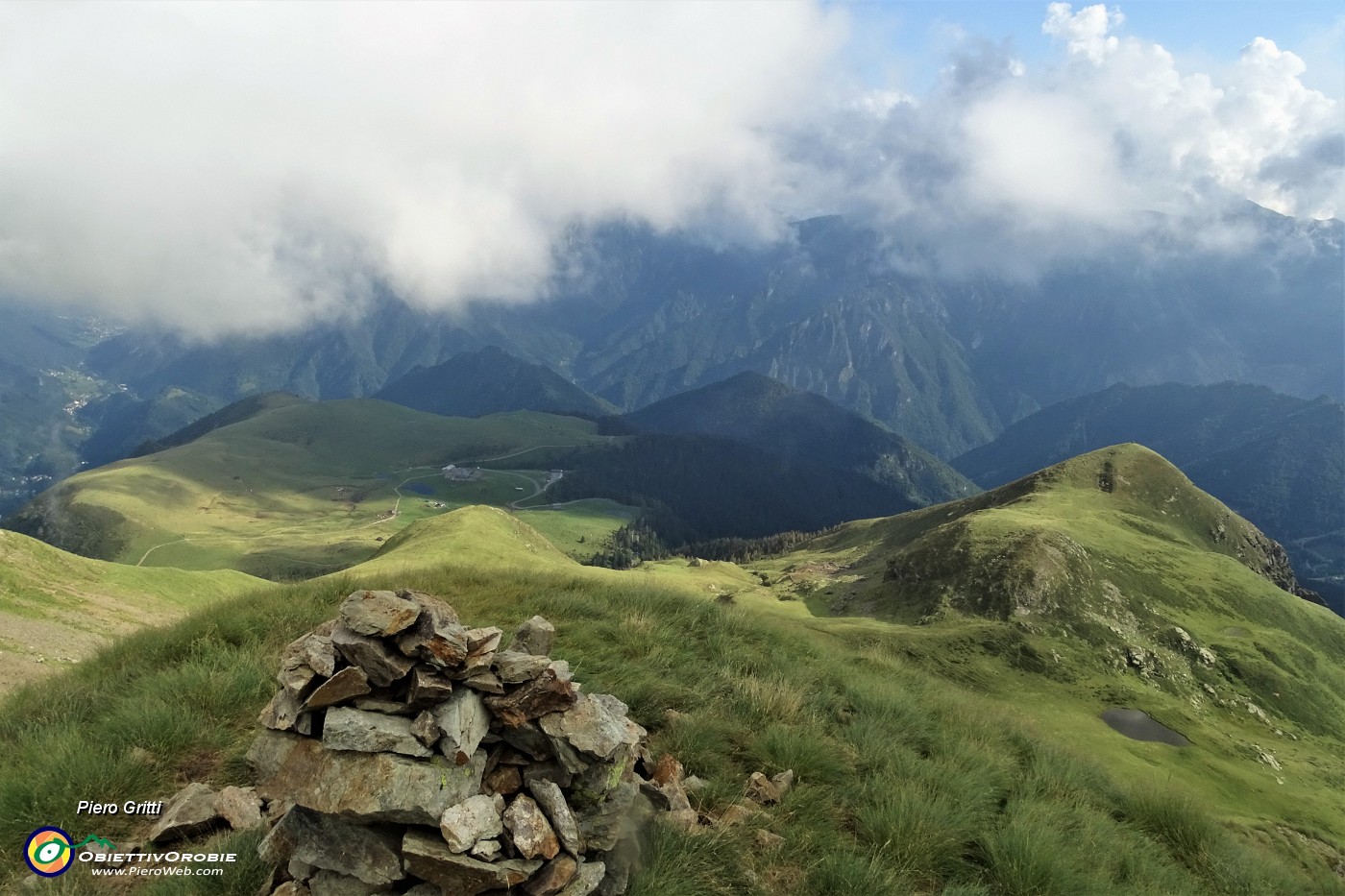 88 Dall'omino del Tribortoi vista sul sottostante Monte Avaro a dx e i Piani a sx.JPG